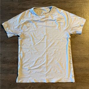 ALO Yoga Men’s Conquer Crew Neck Shirt in Light Gray size S